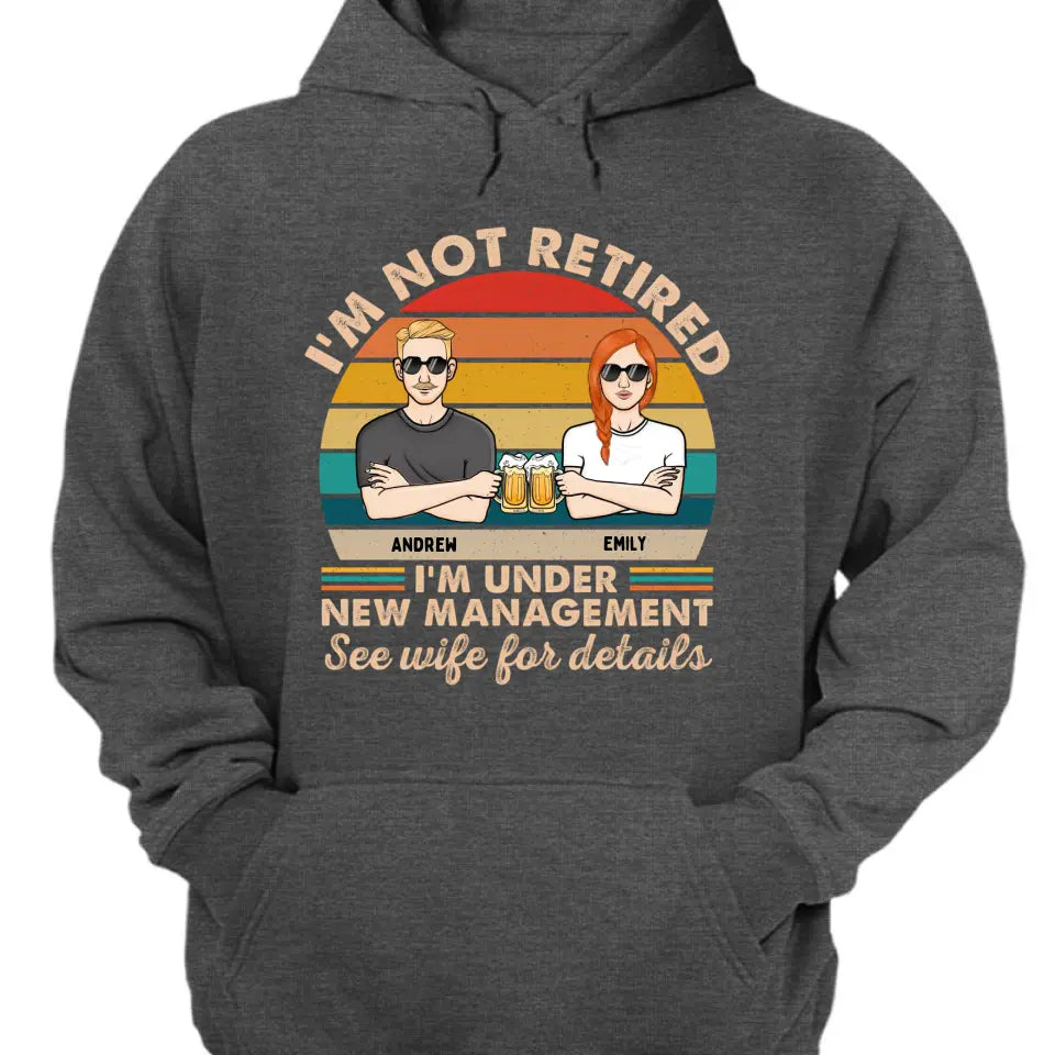 Ich bin nicht im Ruhestand, ich stehe unter neuer Leitung. Einzelheiten finden Sie bei Ihrer Frau. Paar – lustiges Geschenk zum Ruhestand – personalisiertes individuelles T-Shirt, Sweatshirt, Kapuzenpullover