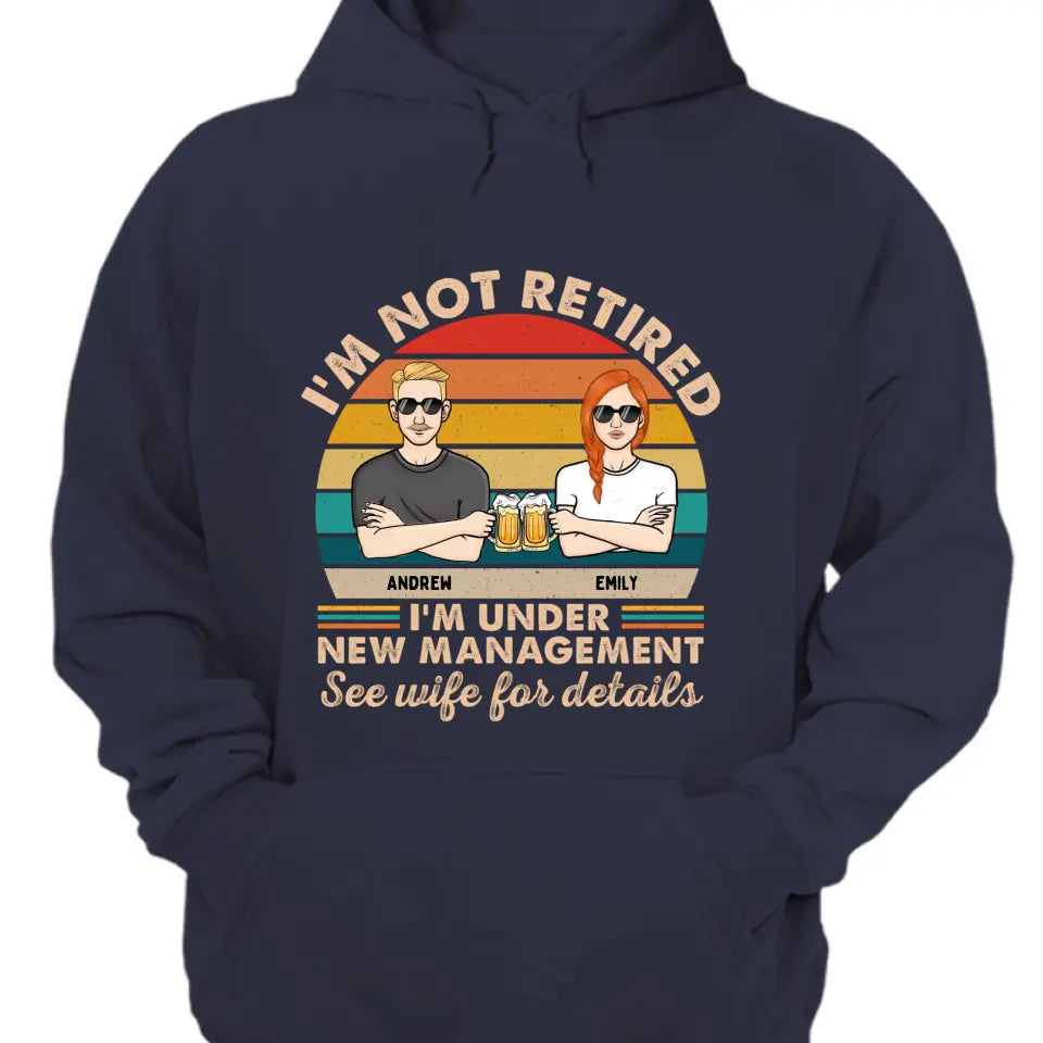 Ich bin nicht im Ruhestand, ich stehe unter neuer Leitung. Einzelheiten finden Sie bei Ihrer Frau. Paar – lustiges Geschenk zum Ruhestand – personalisiertes individuelles T-Shirt, Sweatshirt, Kapuzenpullover