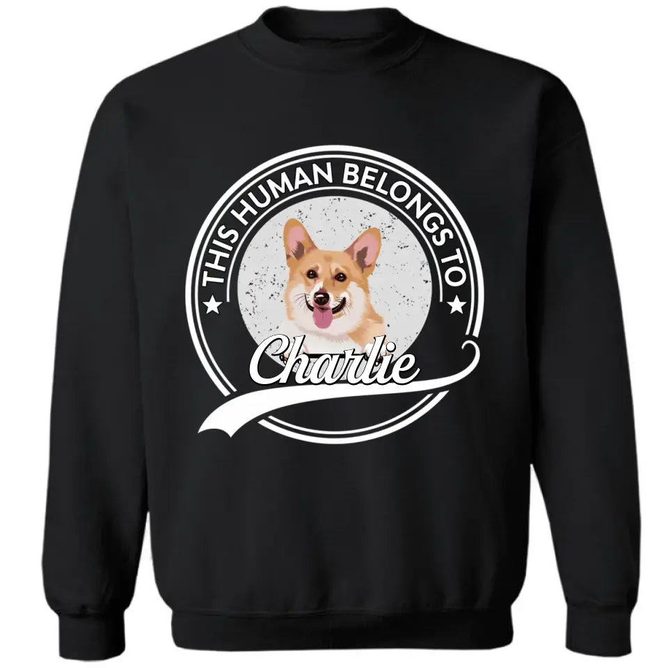 Este ser humano pertenece a un perro - Camiseta, sudadera, sudadera con capucha unisex personalizada - Regalo para los amantes de los perros