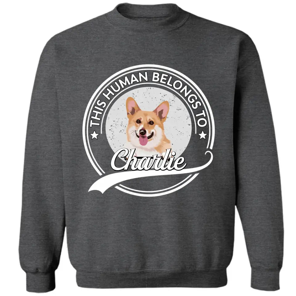 Este ser humano pertenece a un perro - Camiseta, sudadera, sudadera con capucha unisex personalizada - Regalo para los amantes de los perros