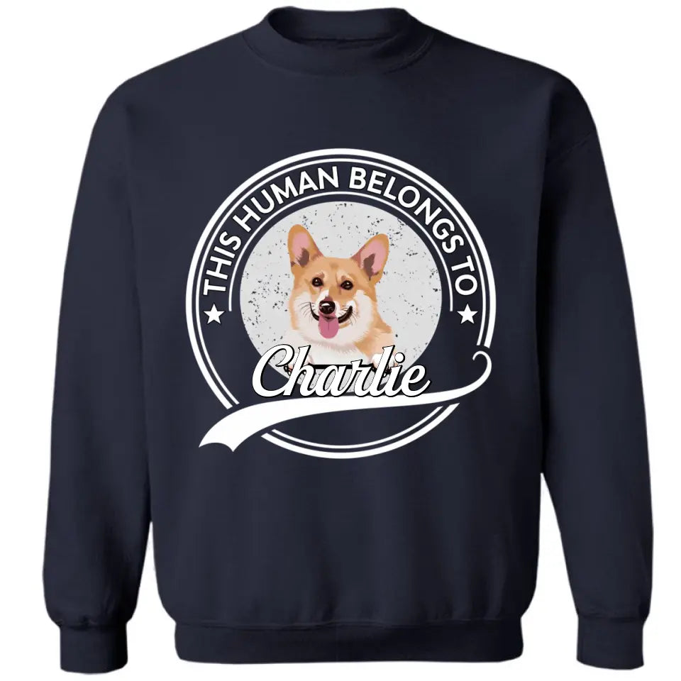 Este ser humano pertenece a un perro - Camiseta, sudadera, sudadera con capucha unisex personalizada - Regalo para los amantes de los perros