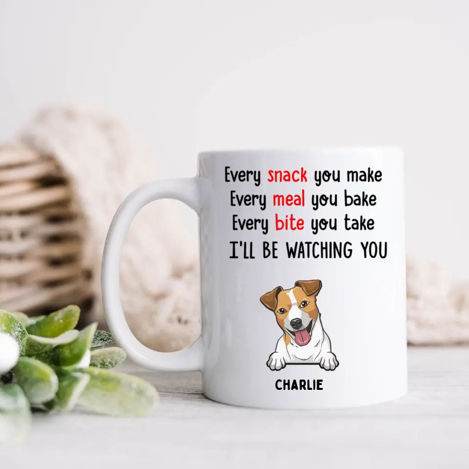 Bei jedem Snack, den Sie zubereiten, beobachte ich Sie – personalisierte individuelle Tasse – Geschenke für Hundeliebhaber