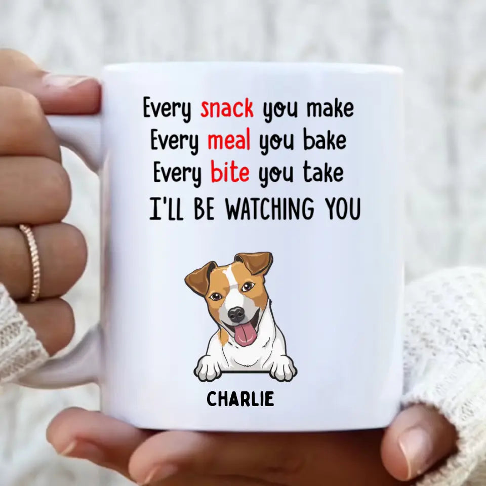 Bei jedem Snack, den Sie zubereiten, beobachte ich Sie – personalisierte individuelle Tasse – Geschenke für Hundeliebhaber