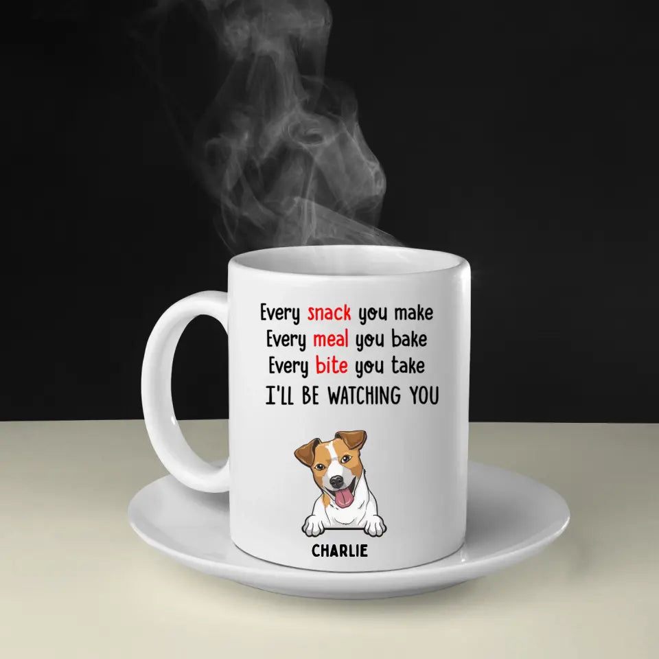 Bei jedem Snack, den Sie zubereiten, beobachte ich Sie – personalisierte individuelle Tasse – Geschenke für Hundeliebhaber