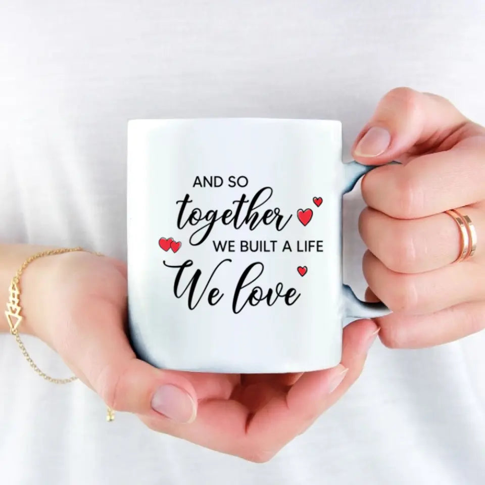 Juntos construimos una vida que amamos - Taza personalizada con acento personalizado - Regalo para parejas, amantes de los perros
