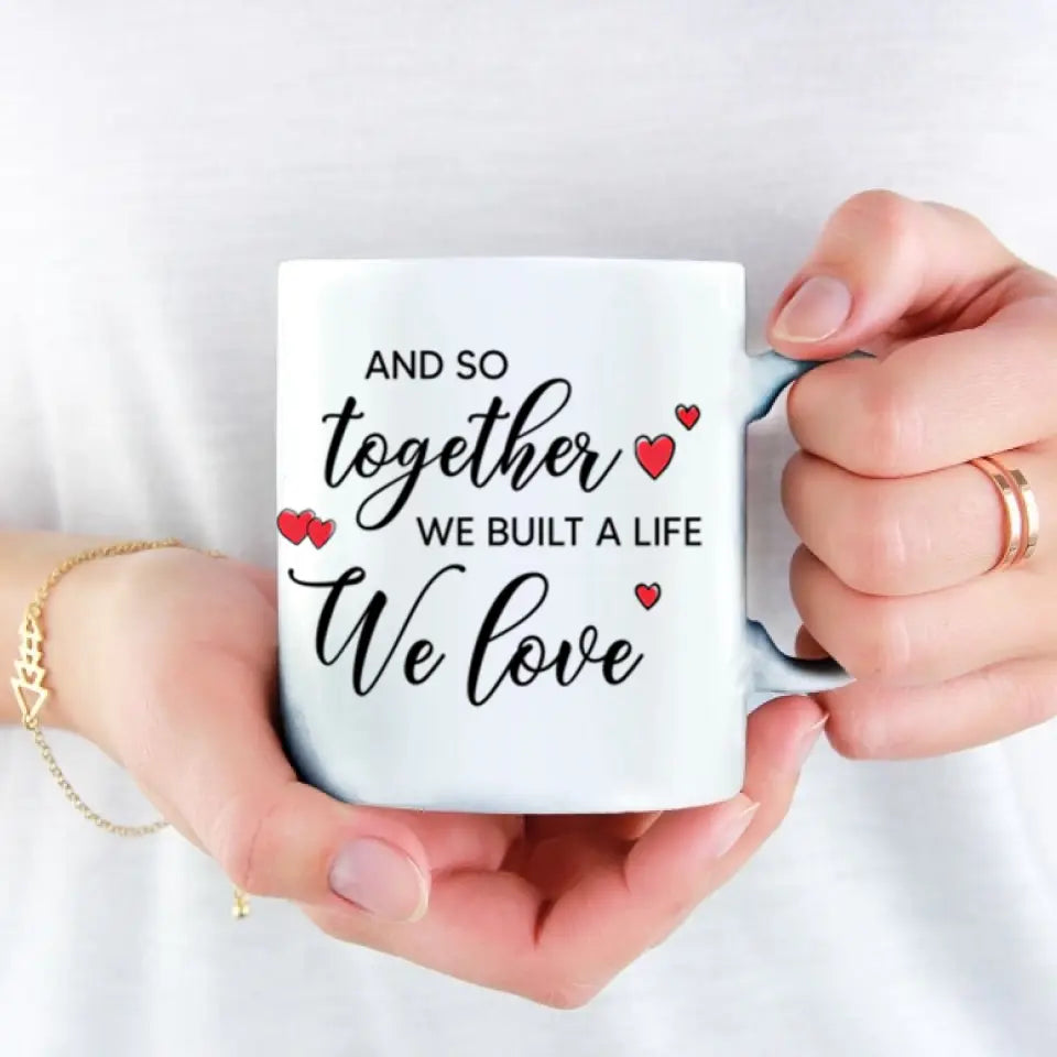 Juntos construimos una vida que amamos - Taza personalizada con acento personalizado - Regalo para parejas, amantes de los perros
