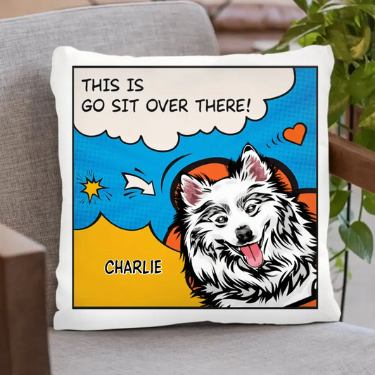 Dies ist unsere Couch Sit Over There im Comic-Stil, personalisiertes Kissen, individuelles Geschenk für Haustierliebhaber (Einsatz inklusive) 