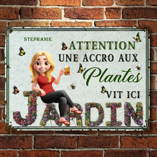 Attention Une Accro Aux Plantes Vit Ichi - Plaque En Métal Personnalisée