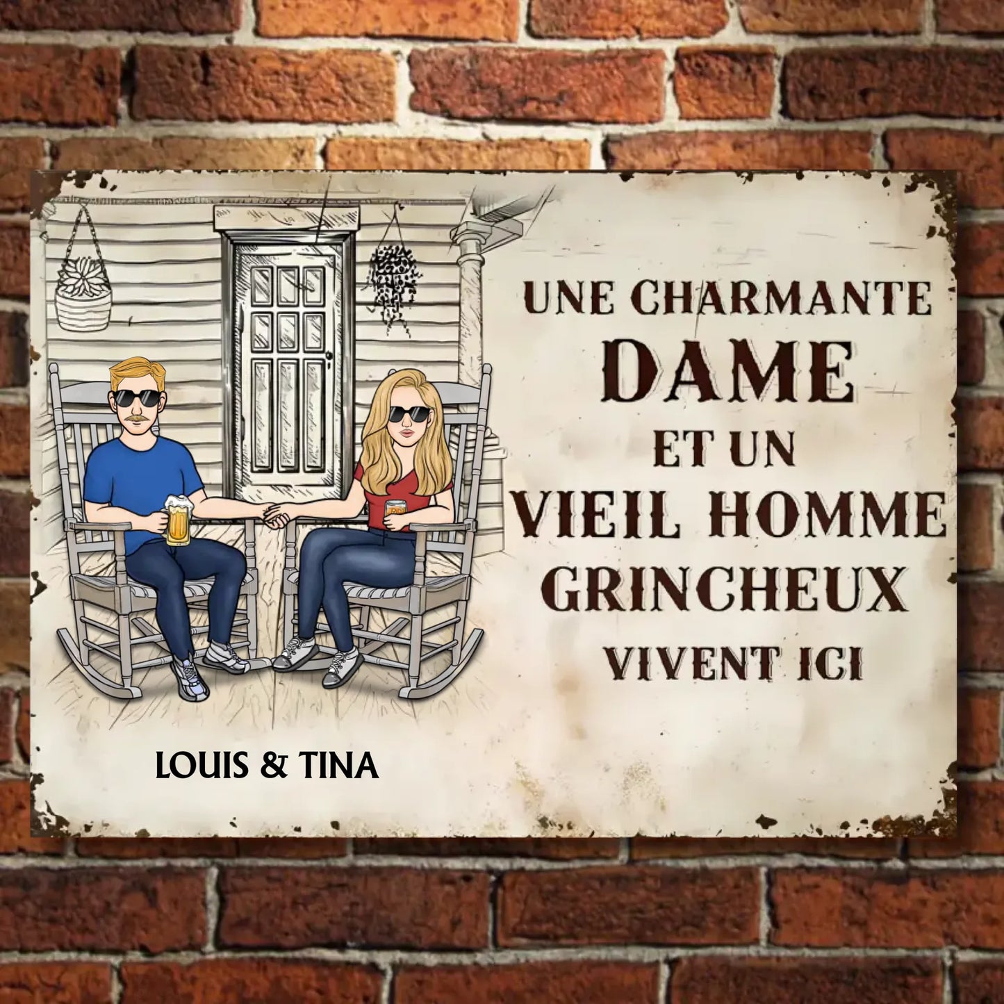 Une Charmante Dame Et Un Vieil Homme Grincheux Vivent Ici 2 - Plaque En Métal Personnalisée