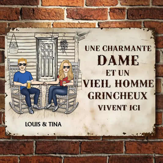 Une Charmante Dame Et Un Vieil Homme Grincheux Vivent Ici 2 - Plaque En Métal Personnalisée