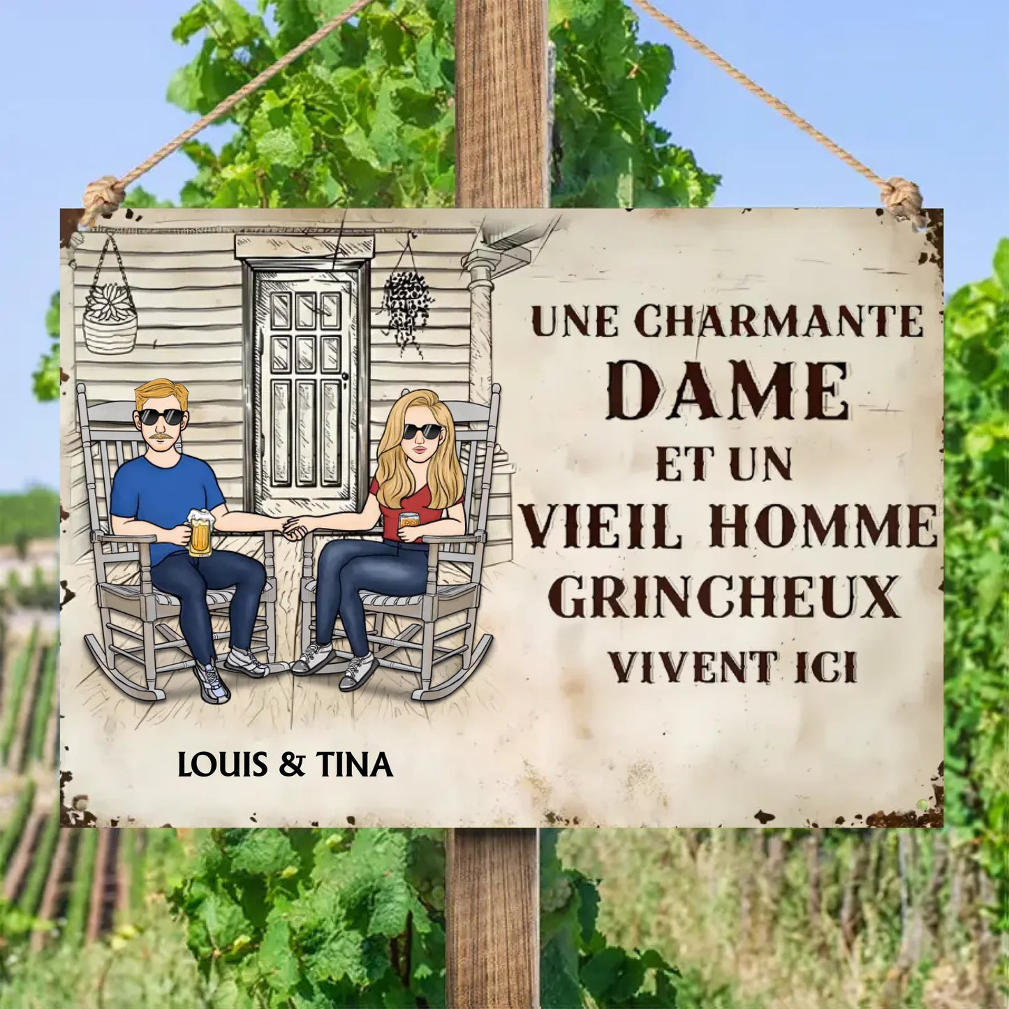 Une Charmante Dame Et Un Vieil Homme Grincheux Vivent Ici 2 - Plaque En Métal Personnalisée