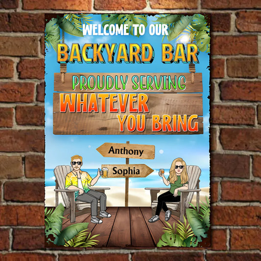 Bienvenue au Patio Bar ! Nous servons avec fierté tout ce que vous apportez. - Panneau métallique vertical personnalisé - Cadeaux pour mari, femme et couples