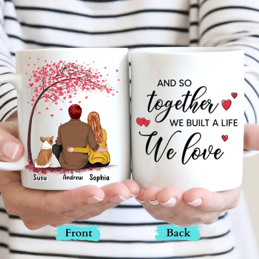 Gemeinsam haben wir ein Leben aufgebaut, das wir lieben – personalisierte Tasse mit individuellem Akzent – ​​Geschenk für Paare, Hundeliebhaber 